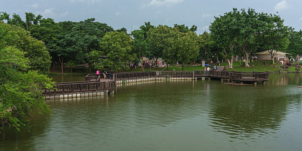 龍潭大池湖面上的木棧步道與綠樹
